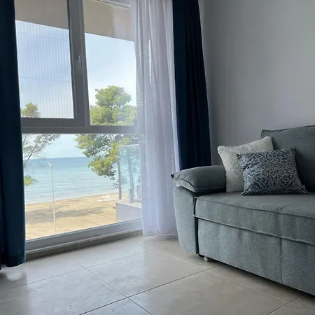 Andrras House Beachfront With Sea View アパート